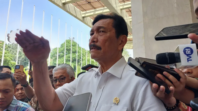 Luhut Tinjau Kesiapan Digitalisasi Bansos: Wujudkan Pelayanan Publik Anti Ribet!