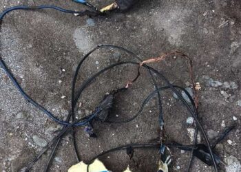 3 Dampak Mengerikan! Masih Malas Cabut Charger? Siap-Siap Kantong Jebol & Rumah Jadi Abu!