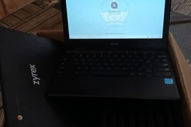 Laptop Chromebook merk Zyrex yang diterima SMP Al-Ihsan Era Nadiem Makarim
