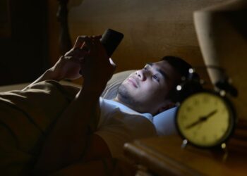 Orang Bermain HP dengan Kuota Internet