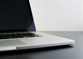 Ilustrasi penyebab laptop lemot.