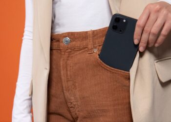 Kebiasaan Sepele Ini: Mengantongi HP di Saku Ternyata Menyimpan Risiko