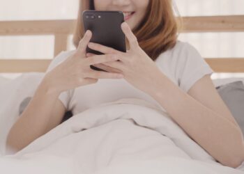 Ilustrasi kebiasaan bermain hp setelah bangun tidur.