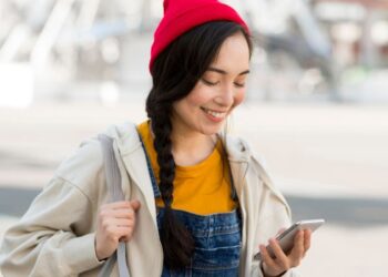 Remaja kini lebih nyaman curhat ke chatbot daripada ke orang tua. Psikolog ungkap alasan dan dampaknya bagi kesehatan mental terlalu bergantung AI.