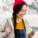 Remaja kini lebih nyaman curhat ke chatbot daripada ke orang tua. Psikolog ungkap alasan dan dampaknya bagi kesehatan mental terlalu bergantung AI.