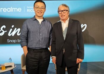 (Kiri - Kanan) Vice President and CMO Realme, Chase Xu dan General Manager of Camera Business Division Ricoh Imaging Company Ltd, Kazunobu Saiki