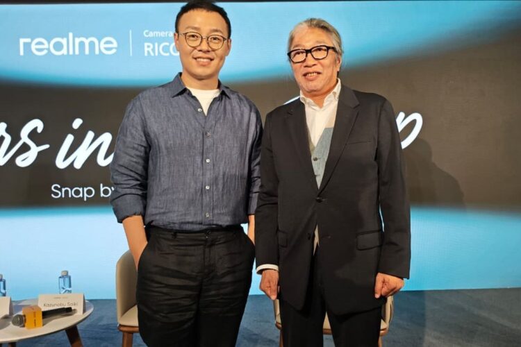 (Kiri - Kanan) Vice President and CMO Realme, Chase Xu dan General Manager of Camera Business Division Ricoh Imaging Company Ltd, Kazunobu Saiki