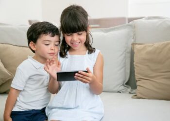 Anak Minta Ponsel Pertama? Jangan Buru-buru Beli! Baca Panduan Penting Ini Dulu!
