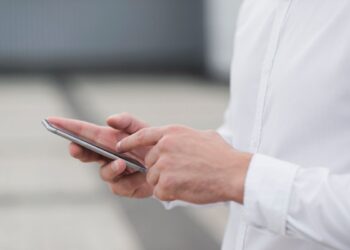 Waspadai Spyware! Panduan Mengamankan Ponsel iPhone dan Android Anda