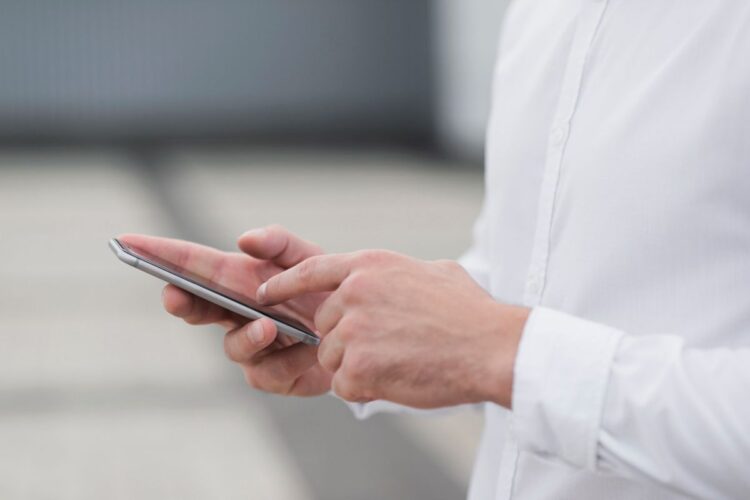 Waspadai Spyware! Panduan Mengamankan Ponsel iPhone dan Android Anda