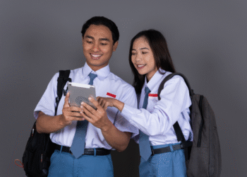 Disdik DKI Ikuti Jejak Singapura Terapkan Aturan Ketat Ponsel di Sekolah