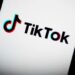 Nekat Live TikTok Sambil Nyetir, Pengemudi Lalai dan Tabrak Pejalan Kaki