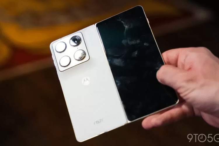 Motorola Kini Punya HP Lipat Bergaya Buku! Razr Fold Akhirnya Diperkenalkan ke Publik
