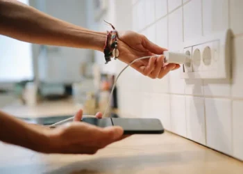 Jangan Anggap Remeh! Ini Bahaya Mengerikan Jika Charger Terus Nyantol di Stop Kontak