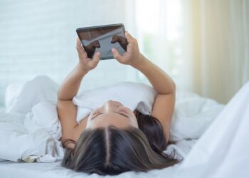 Jangan Sepelekan Posisi Tiduran Main Ponsel! Dokter Ungkap Dampak Mengerikan yang Mengintai Leher Anda
