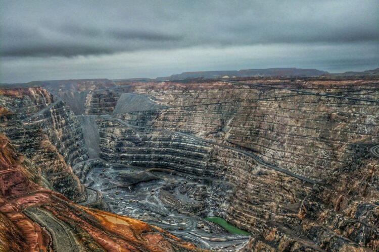 China Luncurkan Dua AI untuk Eksplorasi Emas dan Mineral, Efisiensi Kerja Naik 50 Persen