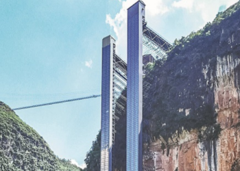 Lift Tebing Setinggi 288 Meter di China Kini Jadi Akses Utama Anak Sekolah di Daerah Terpencil