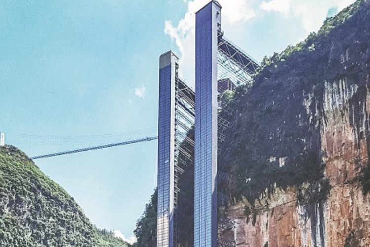 Lift Tebing Setinggi 288 Meter di China Kini Jadi Akses Utama Anak Sekolah di Daerah Terpencil