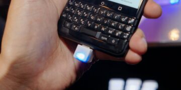 BlackBerry Kembali Guncang Industri Teknologi Lewat Sistem Operasi Otomotif dan Robot