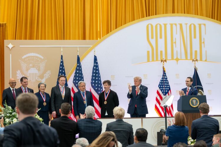 Trump Anugerahi Medali Sains dan Teknologi untuk Para Petinggi Raksasa Tech AS
